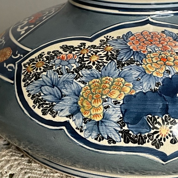 Beautifully Crazed Squat Imari Vase - Picture 2 of 8